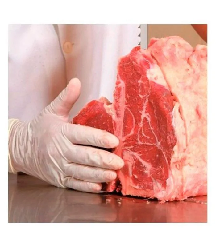 Detalle corte carne con sierra de sobremesa